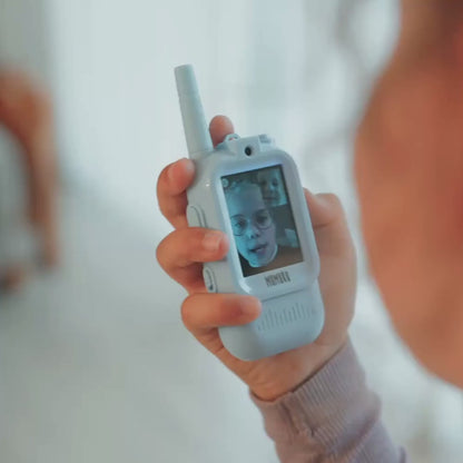 Video Walkie Talkie 2-pak – Med kamera, video og farveskærm Gør legen endnu sjovere med walkie talkies, hvor børnene både kan se og tale med hinanden!