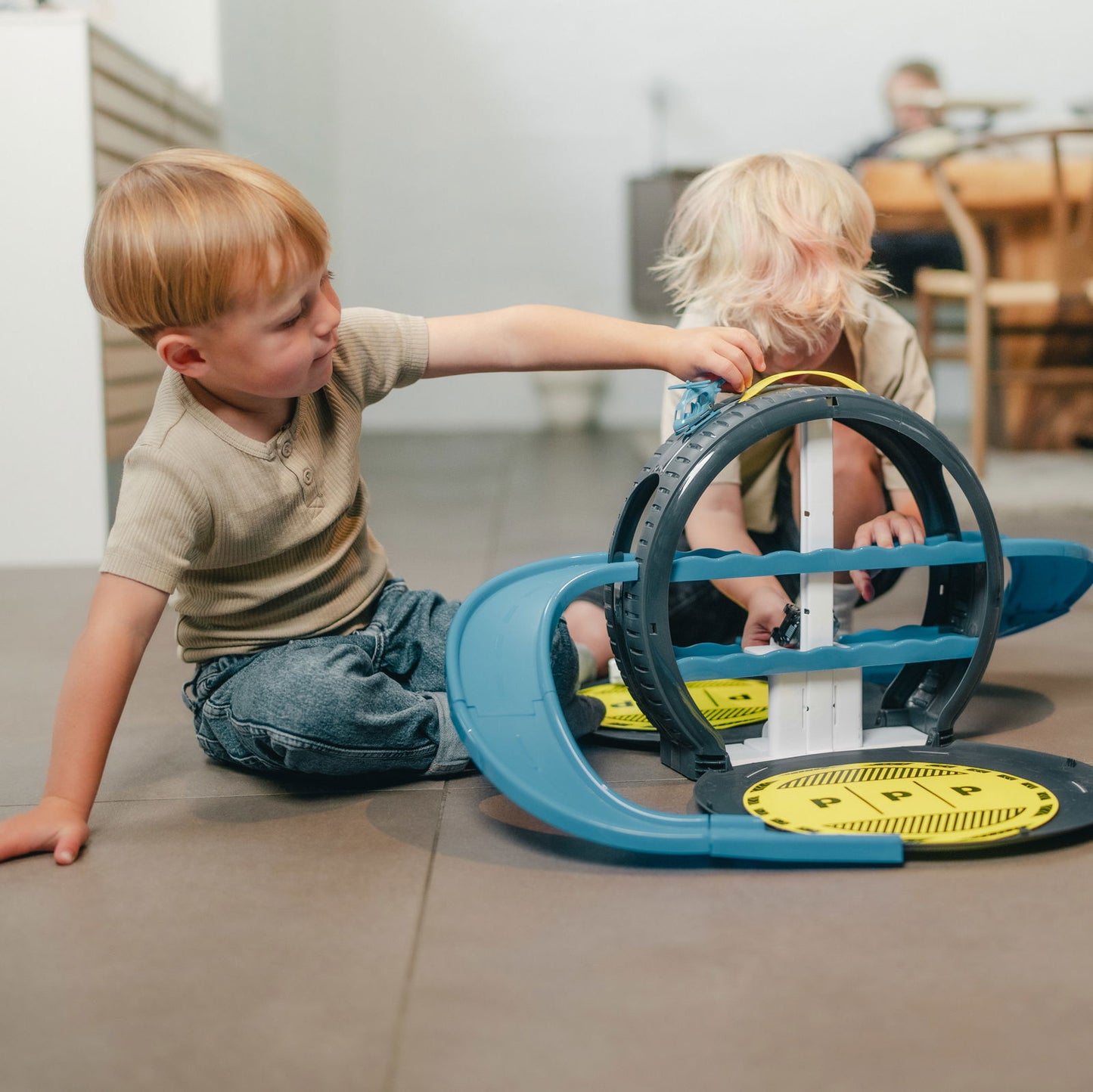 Legetøjsstations bil rød eller blå