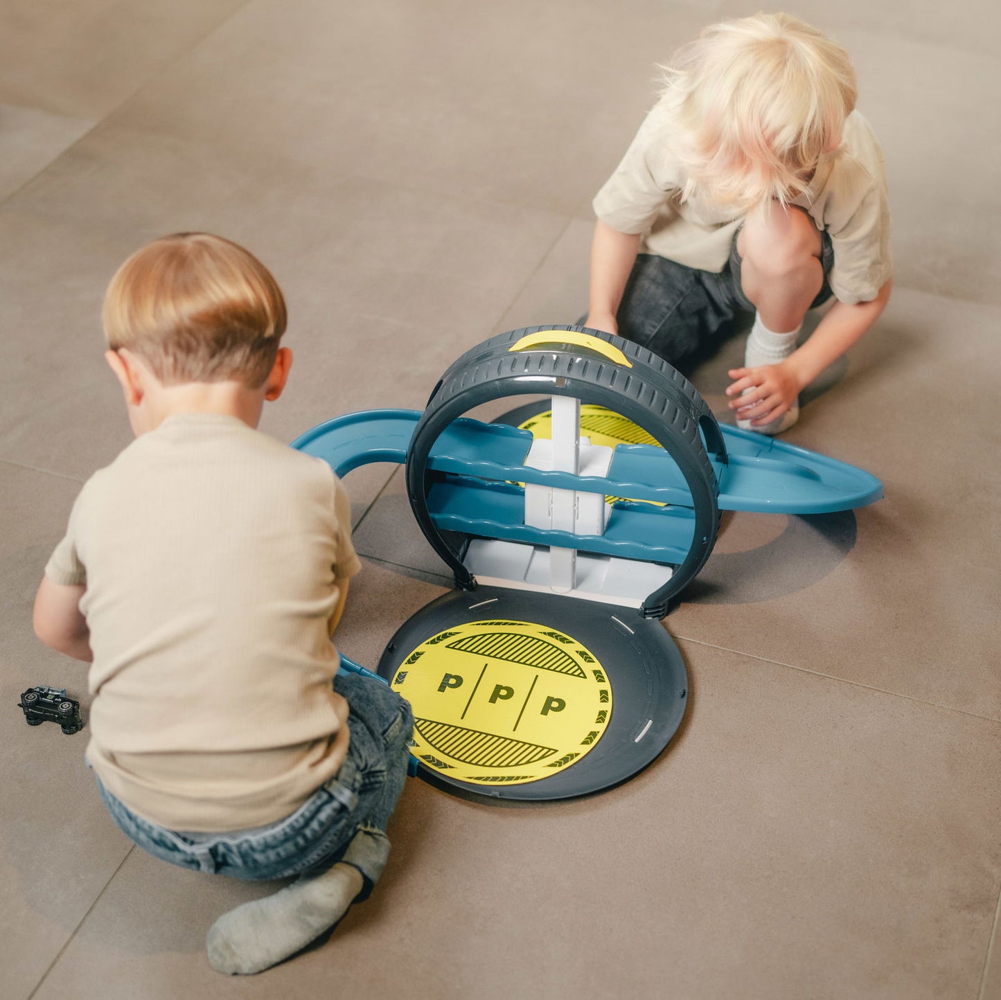 Legetøjsstations bil rød eller blå