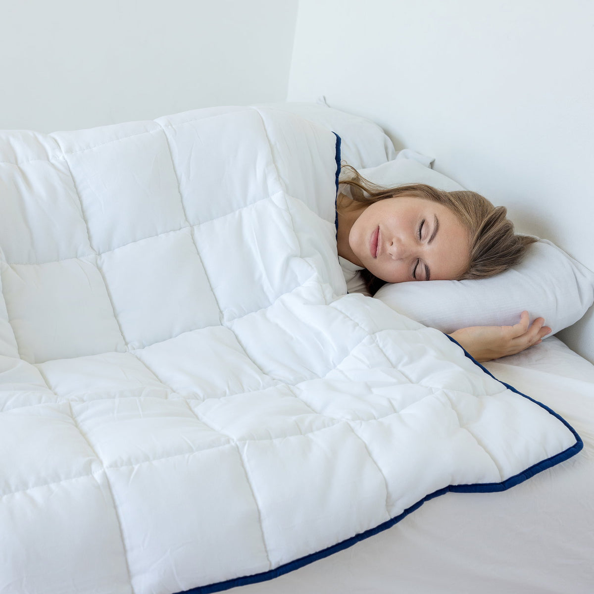 Nordis Tyngdedyne 140x200 cm – 7 kg - Blød og behagelig tyngdedyne med glasperler, der fordeler vægten jævnt og giver en rolig, omsluttende følelse.