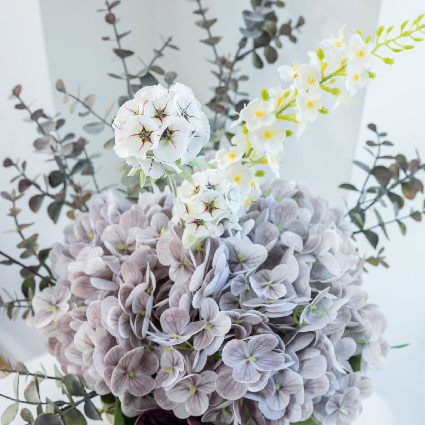 Stor kunstig blomsterbuket – Lilla, grønne og brune nuancer