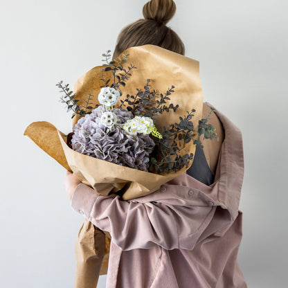 Stor kunstig blomsterbuket – Lilla, grønne og brune nuancer