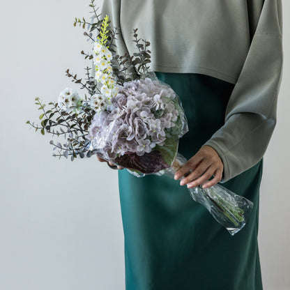Stor kunstig blomsterbuket – Lilla, grønne og brune nuancer