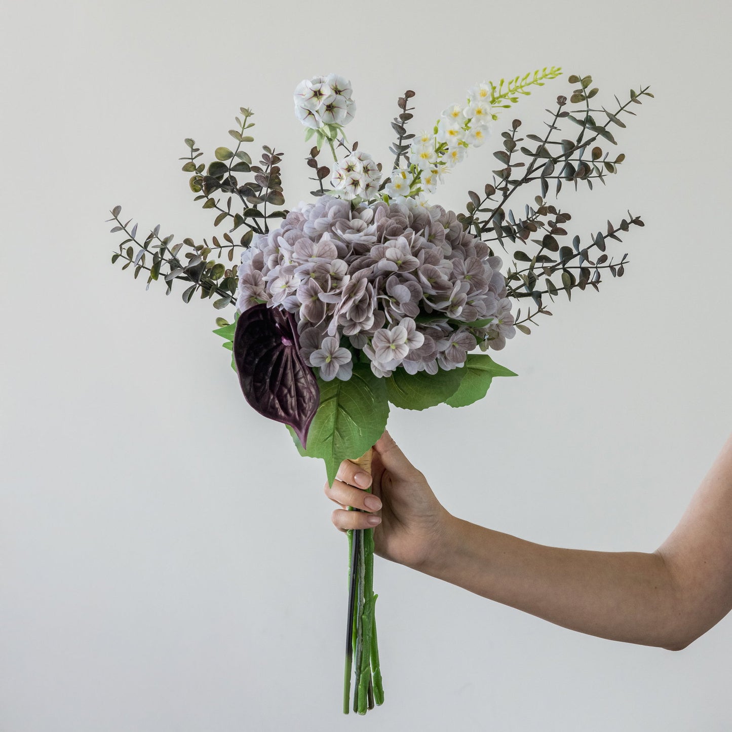 Stor kunstig blomsterbuket – Lilla, grønne og brune nuancer
