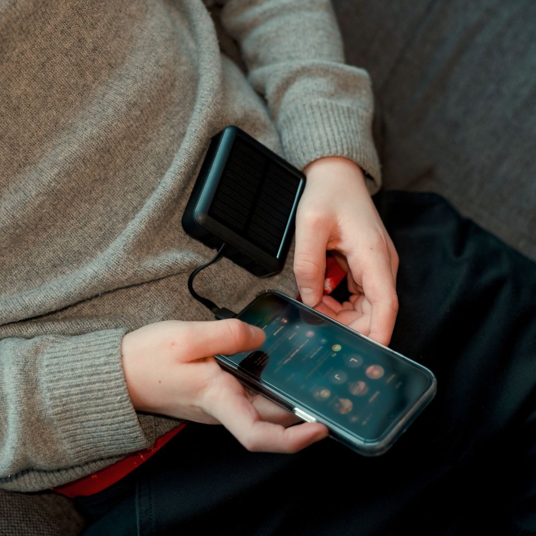Mini solar powerbank med kabler, 10.000 mAh
