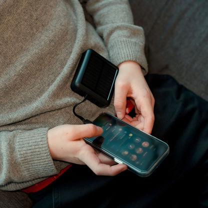 Mini solar powerbank med kabler, 10.000 mAh