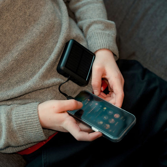 Mini solar powerbank med kabler, 10.000 mAh