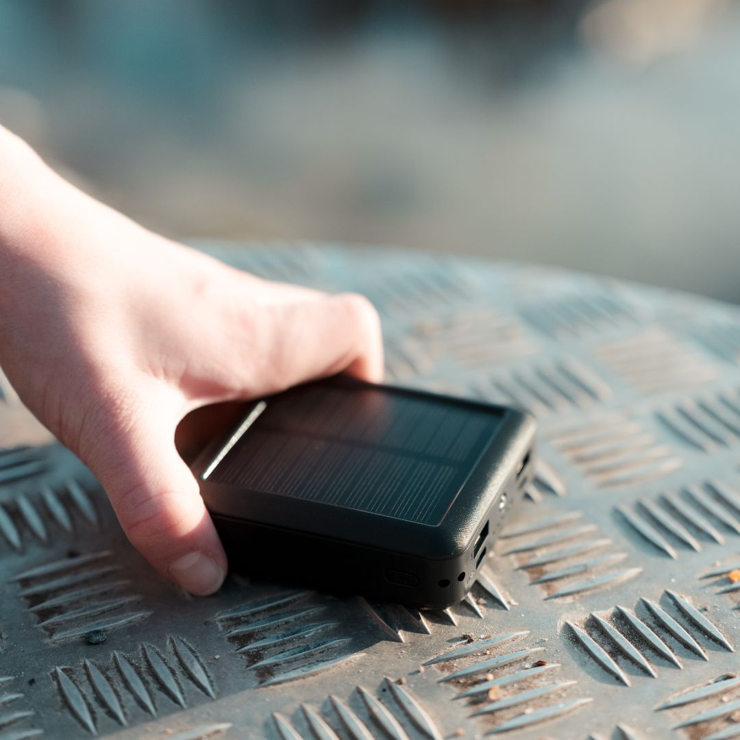 Mini solar powerbank med kabler, 10.000 mAh