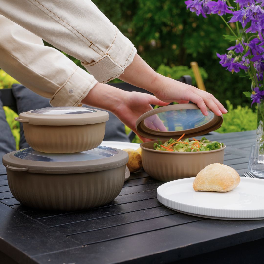 Rillet skålesæt med låg – 4 stk. | Opbevaringsskåle med låg i 2 farver