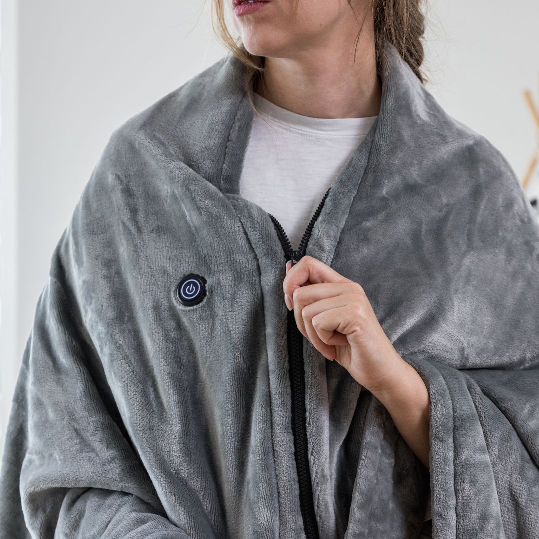 Trådløst USB Varmetæppe & Varmekappe – 150 × 80 cm  Blødt USB-varmetæppe, der også kan bruges som varmekappe – perfekt til sofaen, hjemmekontoret, camping og kølige aftener.